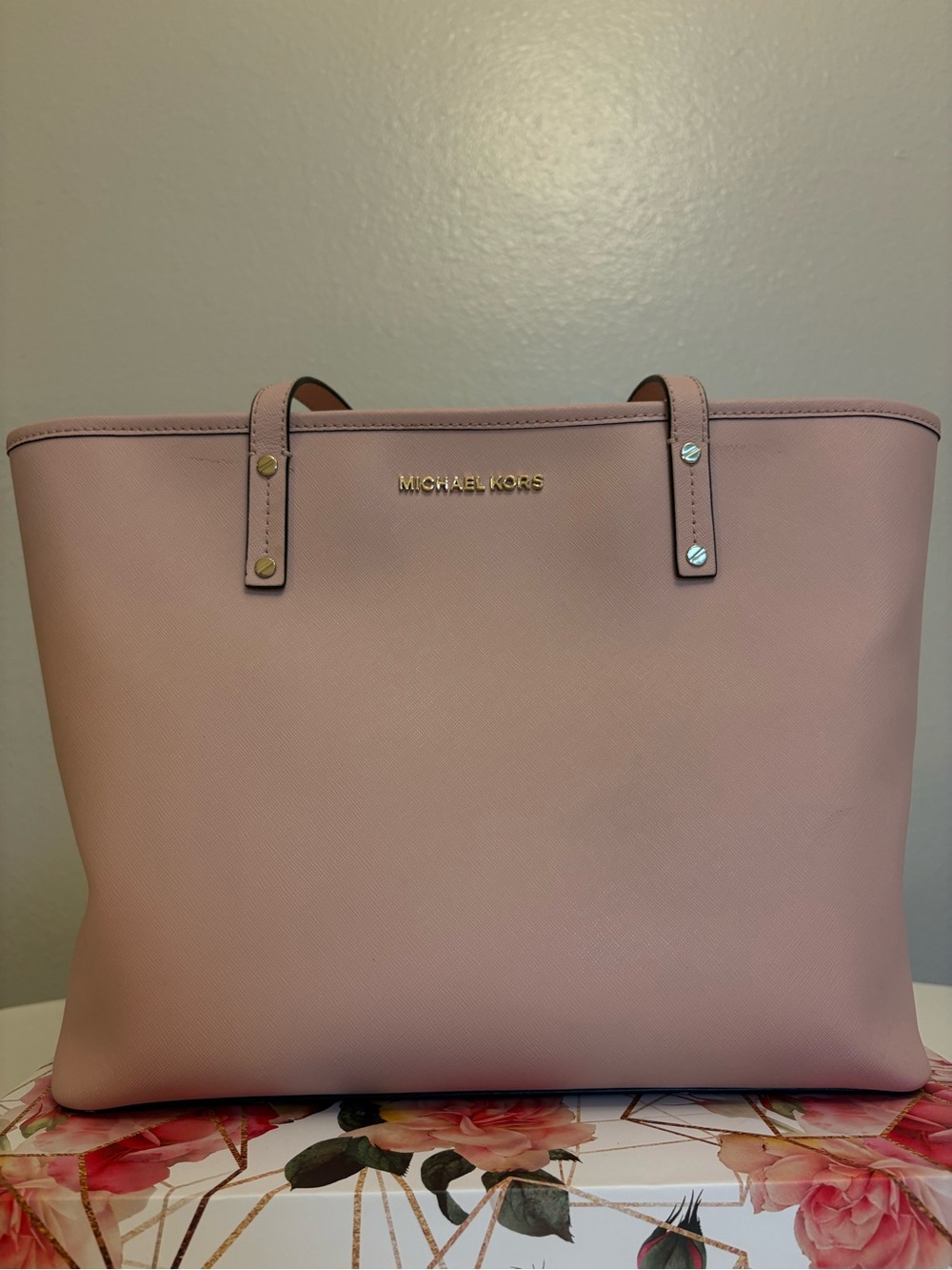 MICHAEL KORS Light Pink Purse with Gold Hardware - Picture 2 of 5